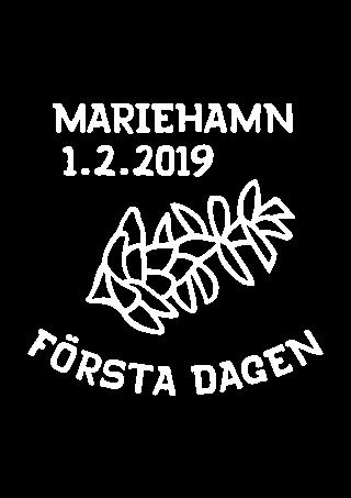 På förstadagsbrevet ser vi en hög med kottar under en gran där större hackspetten haft sin kottsmedja som består av en barkspringa där hackspetten kilar fast kottarna för att sedan hacka upp fjällen