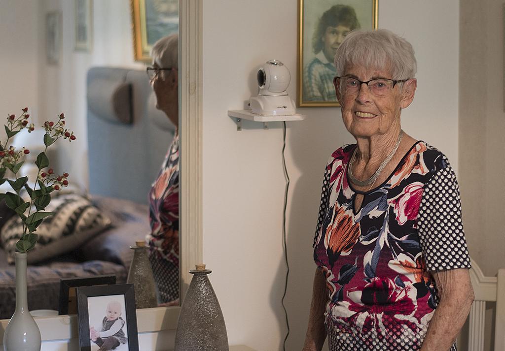 Tillsyn via trygghetskamera: Jag känner mig trygg om nätterna Text: Maria Cederlund Doris Möller är 92 år och bor i en bostadsrätt i Mörarp.