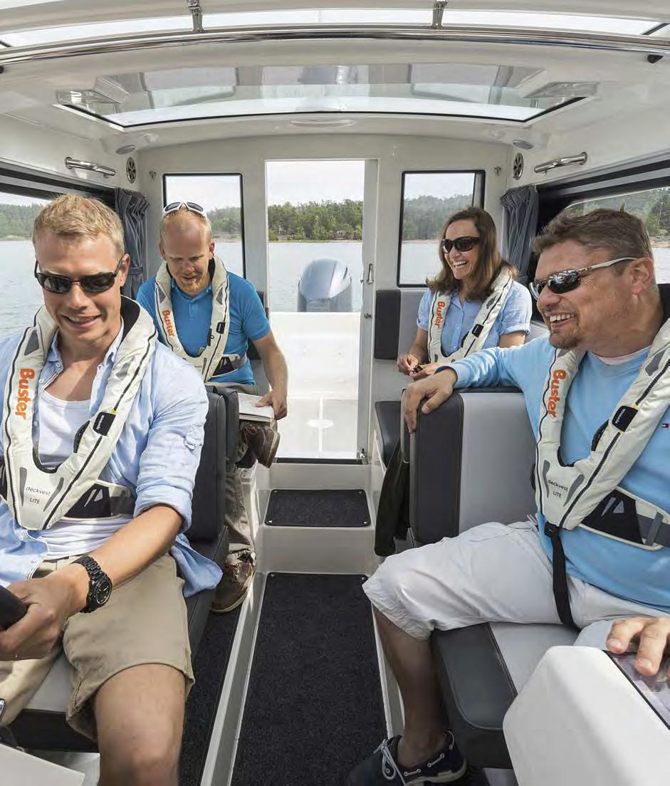 BUSTER CABIN SKÄRGÅRDSJEEP MED ÖVERNATTNINGSMÖJLIGHET. Buster Cabin är rätt val även för dig som inte enbart ser båten som ett färdmedel.