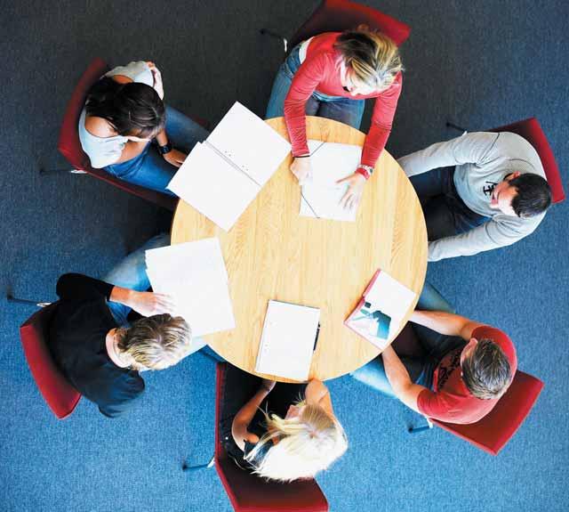 tionell nivå. På regional nivå har ett stort antal utmynnat i uppdragsutbildningar. Exempelvis specialpedagogik för lärare och kompetenshöjande utbildning för barnskötare.