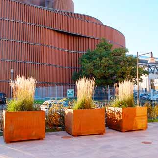 Cortenplåten får gradvis sin roströda yta och den blir bara vackrare med åren. Green City Planter Corten tillverkas i cortenstål med svenskt ursprung.