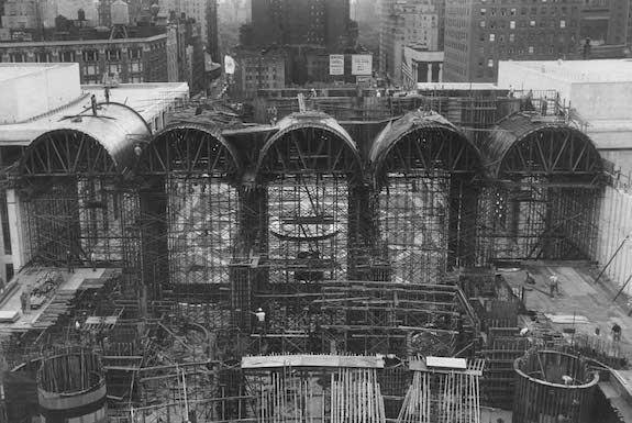Med unika arkivfilmer, stillbilder och nygjorda intervjuer får vi följa byggandet och historien kring huset mot bakgrund av New Yorks kulturliv och de konstnärer, arkitekter och