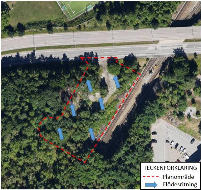 Figur 2: Gränsen för planområdet samt flödesriktningar 3.2 Geotekniska förhållande 3.2.1 Topografi och ytbeskaffenhet Området begränsas av ett bergparti i söder, Skärholmsvägen i norr och tunnelbanan direkt till öster.
