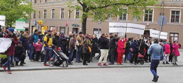 Demonstrationståget som drar längs Mannerheimvägen mot FPA i Helsingfors en kall och blåsig dag i början av juni. Anledningen är ändringar i tolktjänsten. Händelsekalender 2017 27.