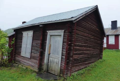 Åtgärda sättningar genom att försiktigt lyfta stugan och fylla ut med natursten eller annat lämpligt material beroende på hur grunden ser ut.