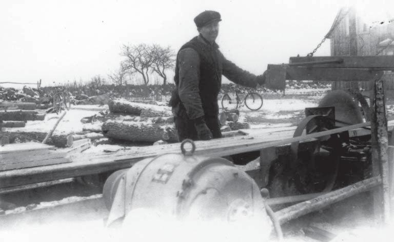 John Karlsson, Bryntesgården John i Erkagå rn vid sågning till ladugårdsbygget i Hålltorp John hade ju även lantbruk och omkring 1949-50 hade han tänkt bygga ny ladugård då den gamla var ganska dålig.