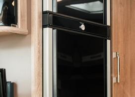 Aluminiumlisterna utefter dörrarnas sidor fungerar som långa, greppvänliga handtag. Både kylskåp och köldfack kan öppnas från två håll och hela höjden på dörren kan användas.