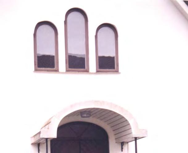 Träffpunkten, tillbyggnad med ungdomslokaler Kyrkingången Byggnadens historia: Viskafors Missionsförsamling bildades 1918 och bedrev till att börja med sin verksamhet i Missionshuset Betania i