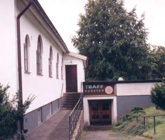 Ägaren till Viskafors Gummifabrik, Wilhelm Osterman, medverkade till att församlingen fick en tomt i närheten av skolan i Svaneholm.