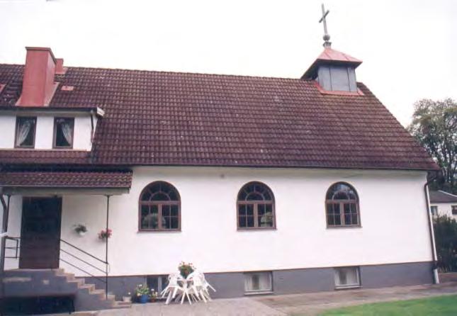 1973 byggdes kyrkan till med lokaler för ungdomsarbete och bostäder. Arkitekt Långsidan mot sydost var Sture Billhed, Ulricehamn. 1988 utökades ungdomslokalerna med ett antal patrullrum.