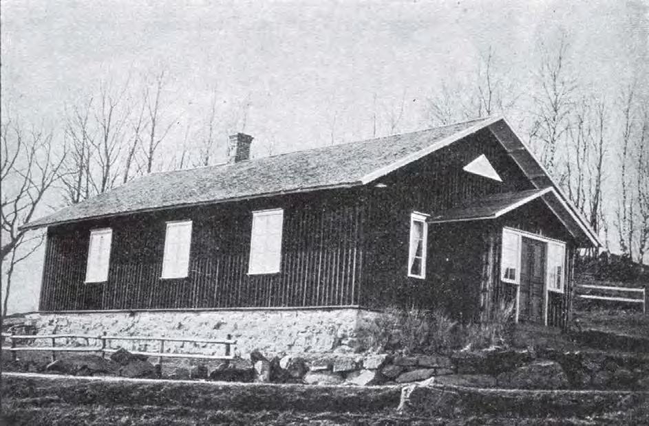 BRÅTTENSBY 1:A MISSIONSHUS Bråttensby första Missionshus uppfört 1877 Läge: Herrljunga kommun, Bråttensby socken, 1,5 km nordost om Bråttensby kyrka, väster om vägen mot Eggvena, vid kullens fot