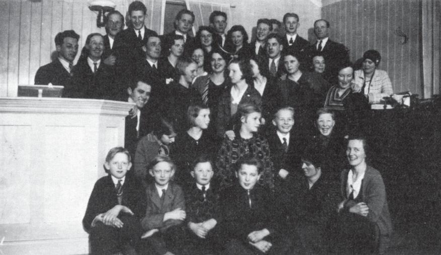 Församlingarnas ungdomar vid predikstolen 1934 Källor: - Gud gav