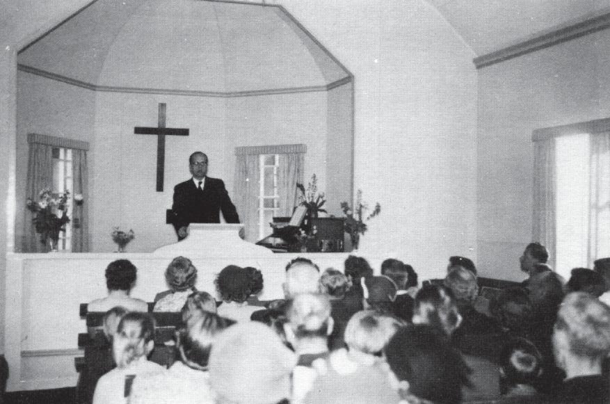 Pastor Evert Albinsson talar vid återinvigningen efter 1956 års renovering Byggnadens historia: Det första missionshuset i Södra Björke byggdes 1900 men brann ner till grunden 1933.