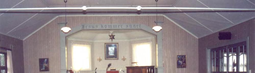 Kyrksalen med vindfång, lilla salen och ett kor. 1931 blev predikstolen om- och utbyggd.