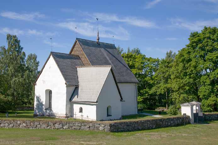 Fig. 15. Alnö gamla kyrka, Medelpad, sedd från nordost. Kyrkan är av romansk typ med ett smalare kor, som först kanske har byggts intill en träkyrka. Foto Malin Gezelius/Medströms Bokförlag, 2008.