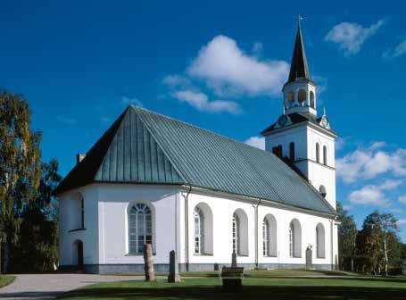 Fig. 38. Den välbevarade interiören i Borgsjö kyrka med altaruppsats av Johan Edler, 1783, med målningar från 1794 av en målare Holm. Även predikstolen är utförd av Johan Edler, 1771.