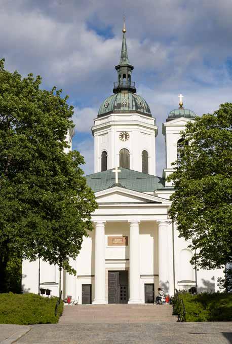 Fig. 51. Härnösands domkyrka fick sin status som stiftets främsta kyrka framhävd av det klassiska formspråket med kolonnburen tempelfronton och dubbla västtorn.