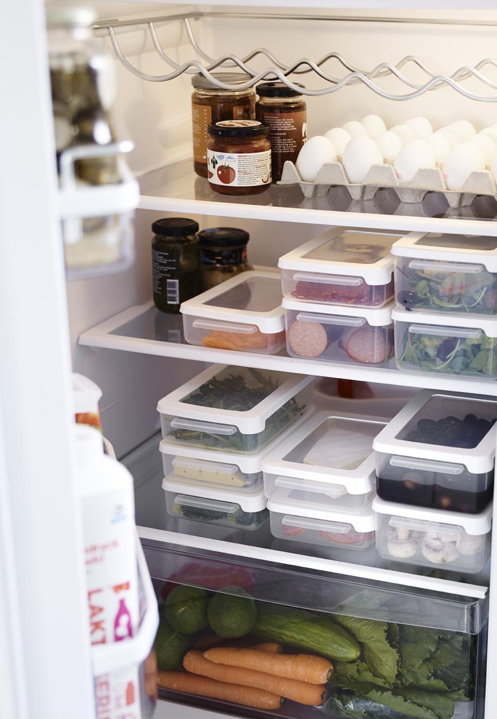 MATFÖRVARING Med våra lufttäta lock håller sig maten färsk längre. GastroMax erbjuder lufttät och modulär matförvaring för skafferiet och kylen.