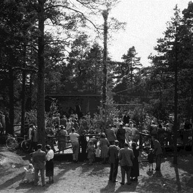 En klöveräng var det. 2 En lie skulle man ha. Jag frågar grannen tänkte Emil. Han fick låna en lie och det blev riktigt fint. Nu hade han överblick. Drömmen om huset tog tag i honom igen.