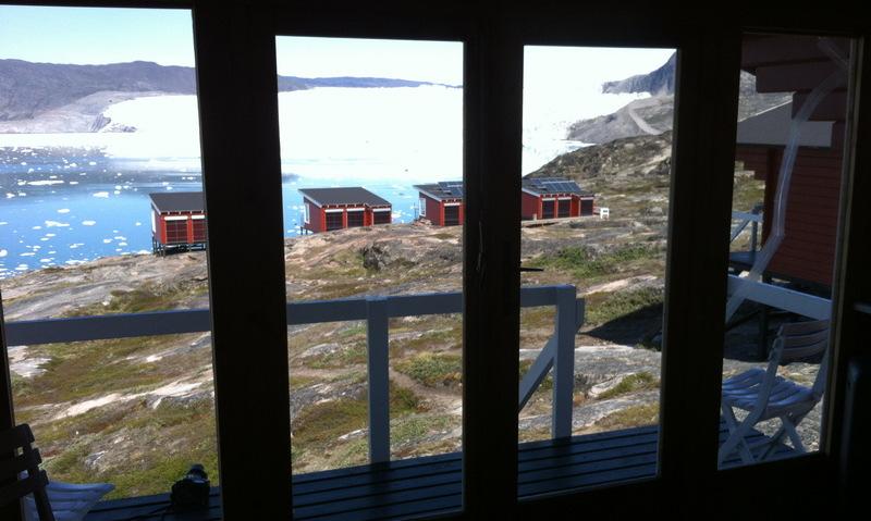 vi se några nu vid denna årstid svarta polarrävar som bodde i campen, de var helt fria men matades av kocken, varför de stannade kvar.