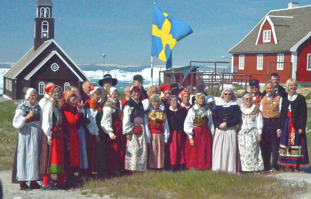Sedan fortsatte den allmänna dansen till sena kvällen innan vi huttrande gick hem igen. Midnattsolen må lysa så mycket den vill och sagolikt vacker är den, men värmer gör den inte.