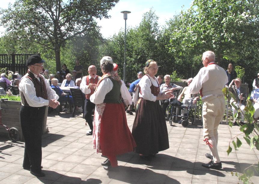 Vi närmar oss med stora steg till föreningens jubileumsfest, som tycks blir både välbesökt och spännande. Just nu är det är full fart på dans och musikaktiviteter.