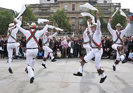Morris på stan 22 Maj 19.00 Utanför puben Oliver Twist Repslagargatan T-bana Slussen 31 Maj 11.00 Stureplan Svampen Morrisdans är en urgammal danstradition från England.