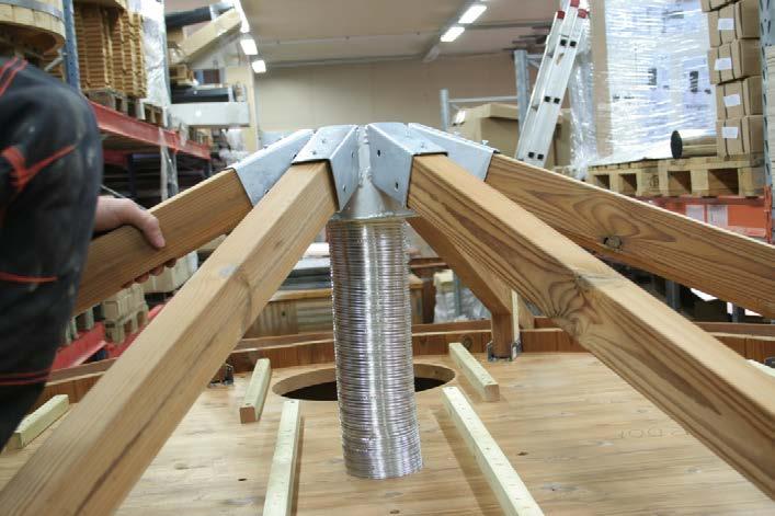 Eristysrengas toimii tukena kattotuolien ristikon ja tuuletusputken välissä. Isoleringsringen fungerar som stöd mellan takstolskors och ventilationsrör.