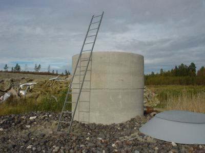 4.4 Hällekis Filtret (en betongbrunn) står på en industritipp vid en damm, som utgör tippens nedersta punkt. Materialet i tippen är mycket genomsläppligt, varför vattennivån inte ändrar sig nämnvärt.