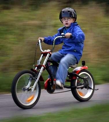 Racercyklar med fem till tio växlar, smalare fälgar och däck, handbroms, utanpåliggande kedjeväxel och bockstyre, blev då vanliga (Dellensten, 1992).