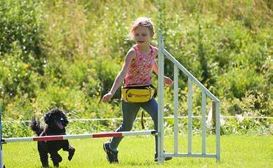 Vi kommer att köra en freestyleuppvisning där ungdomarna kommer att kunna få chansen att dansa med sin hund till musik. Räkna med både underhållande konster och svängig dans, säger Johanna.