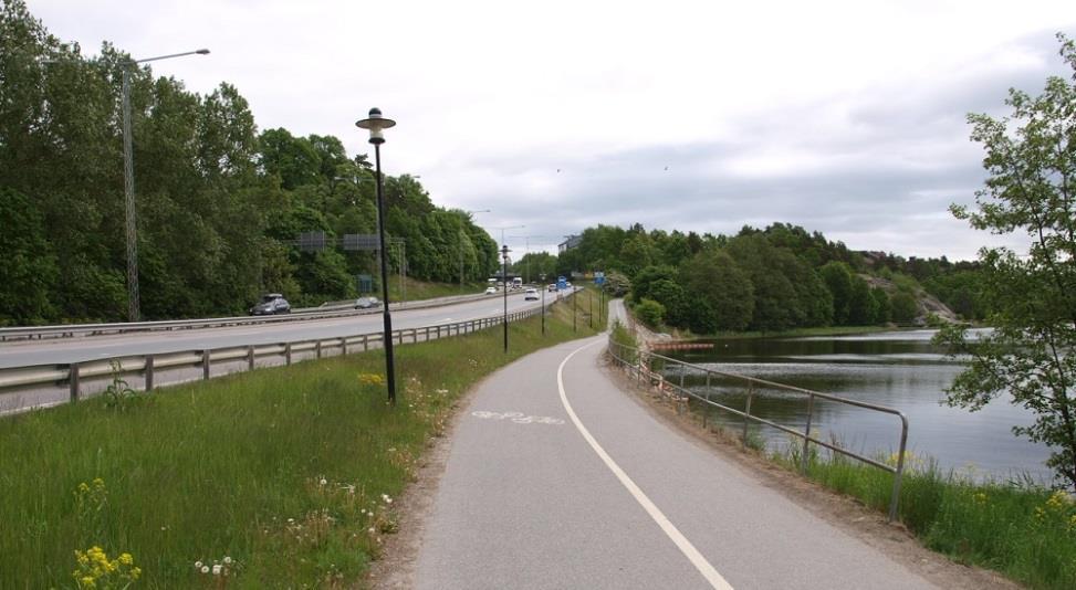 Figur 2.4. Befintlig gång- och cykelväg söder om Bergshamraleden, riktning mot öster. Gång- och cykeltrafiken delas med linjemålning.