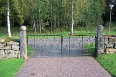 BYGGNADSVÅRDSRAPPORT 2007:49 15 Ingångar Kyrkogården har fem ingångar, varav fyra med grind. Huvudingången är ursprunglig och ligger öster om kyrkan.