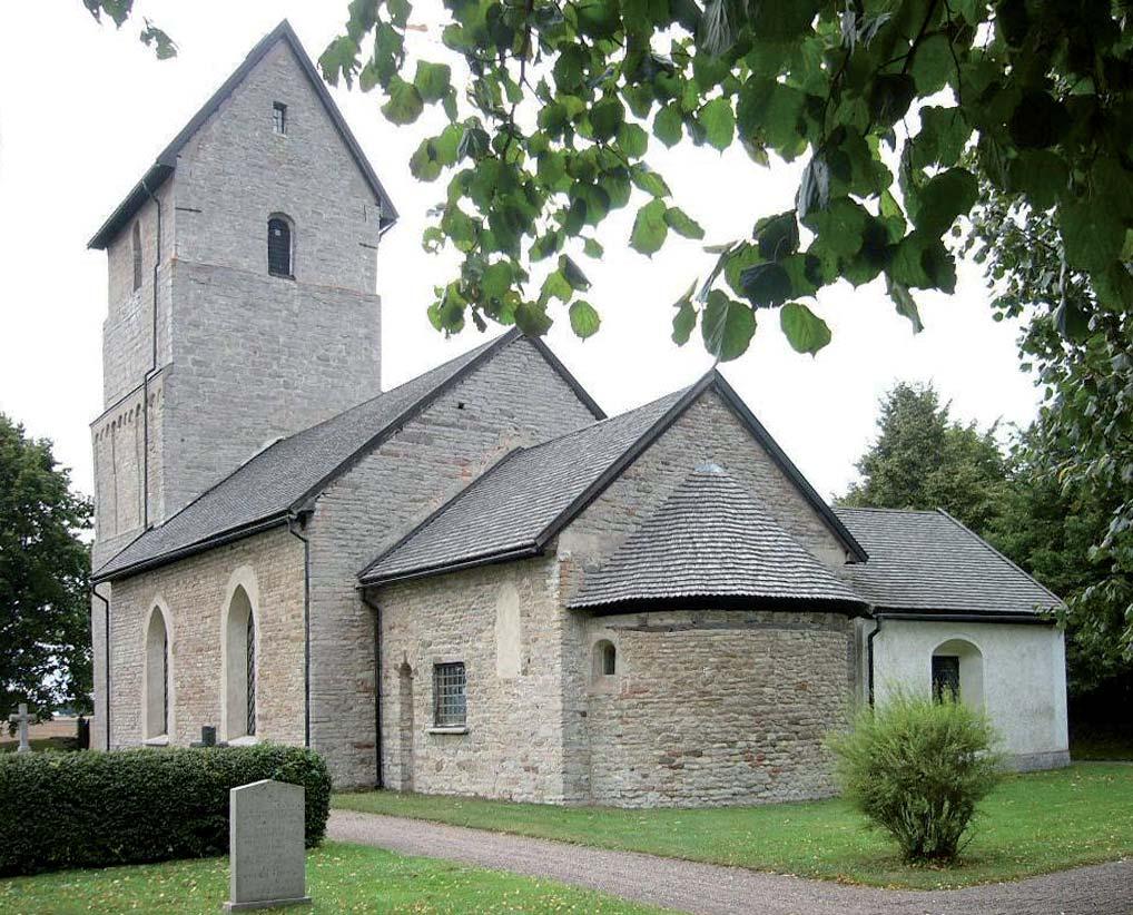 Inledning Östergötlands länsmuseum utförde 21-24 maj 2007 en arkeologisk förundersökning i form av en antikvarisk kontroll i samband med schaktning för dränering och åskledare runt Herrestads kyrka,