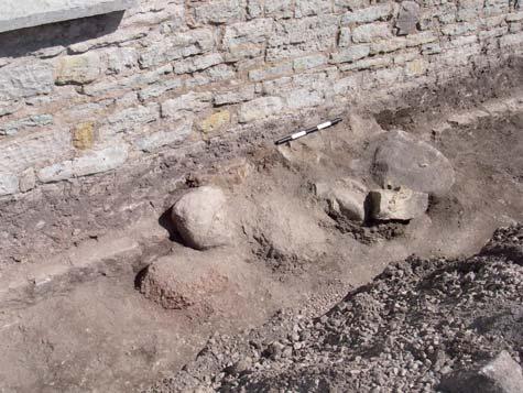 återanvändas vid de nya dräneringsarbetena. Större delen av schaktet berörde endast fyllnadsmassor i form av omrörd kyrkogårdsjord och grus med spridda fragment av människoben.
