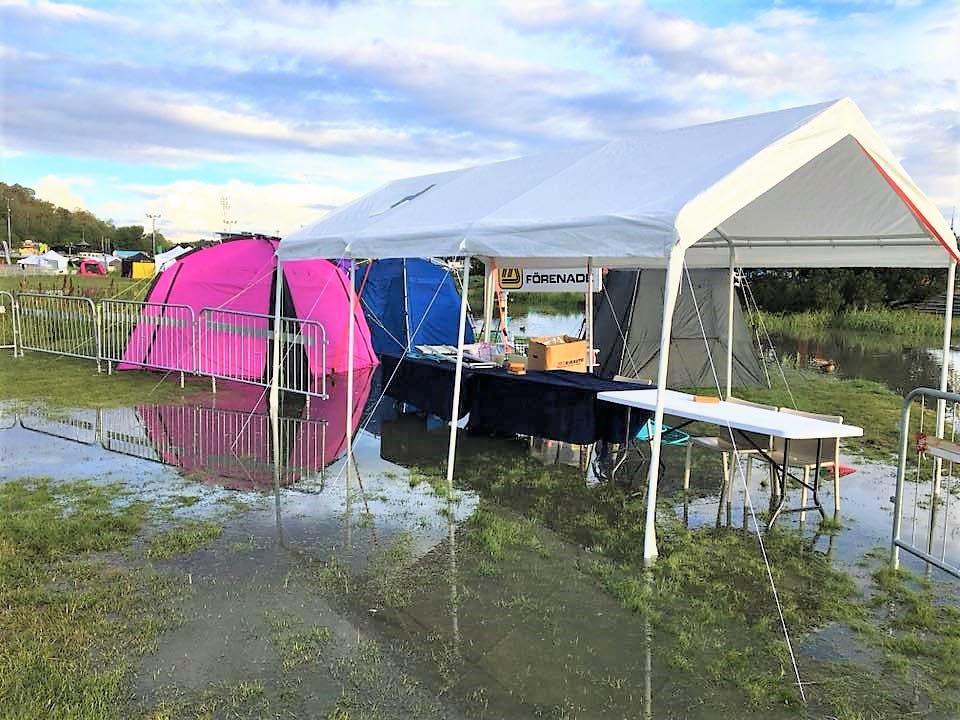 SÖNDAG ÖVERSVÄMNING Väderprinsen hade spått regn på söndagen så det kom inte som någon överraskning. Vad som inte var helt väntat var att det skulle SIMMA ÄNDER på tävlingsplanen på morgonen.