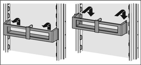 Avvänd båda uppställningsytorna: u Lyft upp den övre glashyllan och dra den nedre glashyllan framåt. 5.4.7 Dörrfack Flytta dörrfack 5.4.5 Hyllor Flytta och ta ut hyllorna.