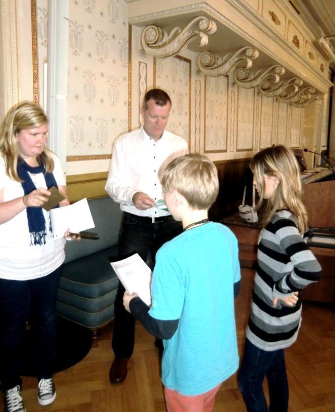 När det blev Gruppen för Barn- och Utbildningsnämndens tur att redogöra för sitt arbete så tog Martina tillfället i akt och hälsade alla ledamöterna i Uf välkomna till Ungdomens Hus fredagen den 11