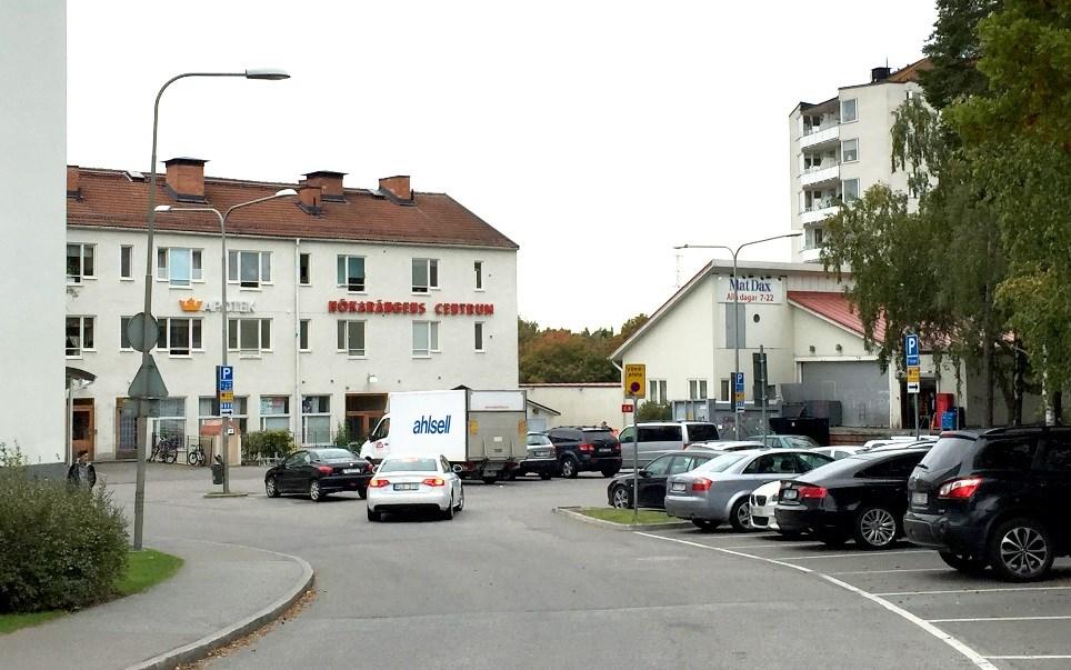 Sida 13 (34) bussar mot t.ex. Gullmarsplan, Skarpnäck, Älvsjö och Skärholmen. Pendeltåg nås från Farsta strand och Älvsjö. Gatunät och biltrafik Området angörs via Sirapsvägen som är en återvändsgata.