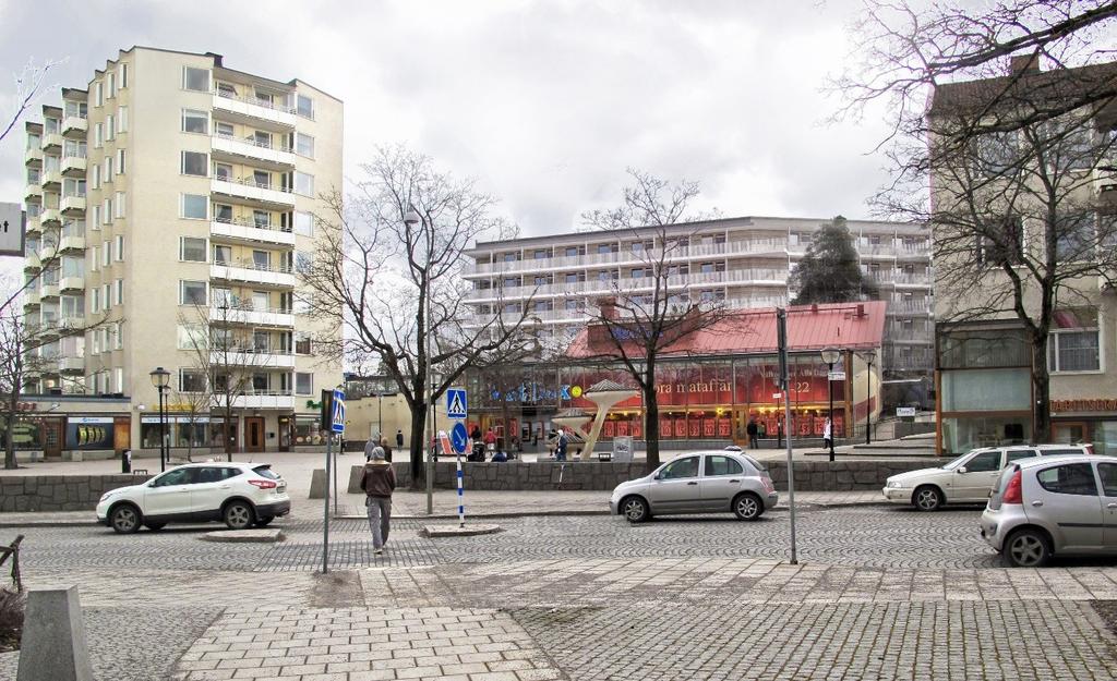 Sida 20 (34) Vy från David Helldéns torg med centrumpunkthuset och mataffären i förgrunden och den nya byggnaden som