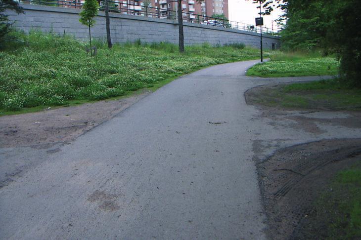 Cyklister separeras från bilister genom att anlägga cykelbanor eller cykelfält utmed gator i cykelvägnätet för cyklister där hastigheten är över 30 km/h.