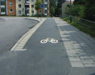Blandtrafi kgata Gata som används av både gångoch cykeltrafik och olika slag av biltrafik. Ofta finns gångbanor för gående utmed blandtrafikgator, medan cyklister är hänvisade till körbanan.