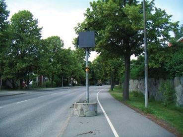 Cykelbanor finns utmed de flesta huvudgatorna för biltrafik, men de är ofta smala och saknar separering mellan gående och cyklister.