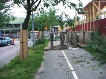 Skyltar, stolpar och andra svårflyttade föremål står ibland mitt i cykelbanan. Även vägombyggnader med tillhörande trafikomläggningar skapar problem för cyklister.