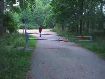 Hastigheten 50 km/h och hastighetssäkring saknas såväl som cykelöverfart. Kantstenen är 13 cm så det kan vara svårt för en cyklist att ta sig över. Otydlig utformning.