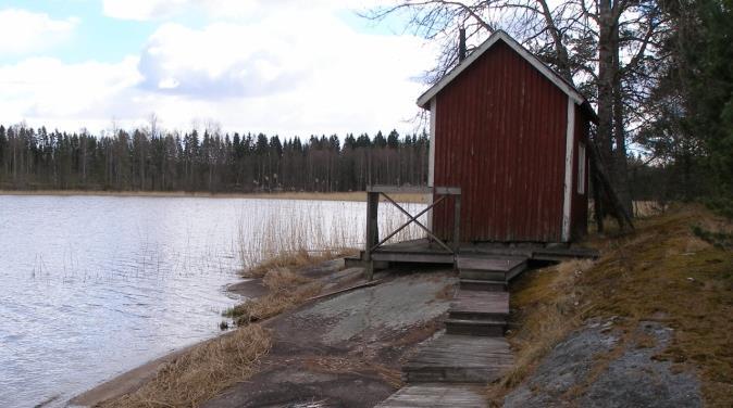 För ett tiotal år sedan fick jag rycka ut och rädda grannens inventarier i brygghuset på bilden. Vattennivån var 2dm över golvet. När jag tog detta fotot var Pråmsjön 140cm lägre.