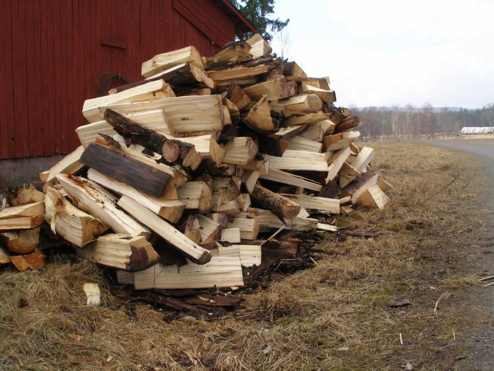 Ved Ni som läser Frykposten vet att jag har förkärlek för ved. När jag i höstas röjde i skogen så hittade jag en stormfälld asp modell större.