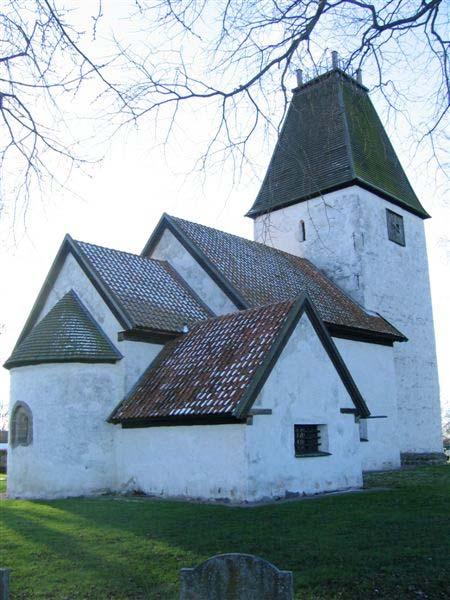 Kyrkobyggnaden Kumlaby kyrka är en enskeppig medeltida kyrka uppförd med smalare kor och halvrund absid i öster, torn i väster med västportal från senare tid.
