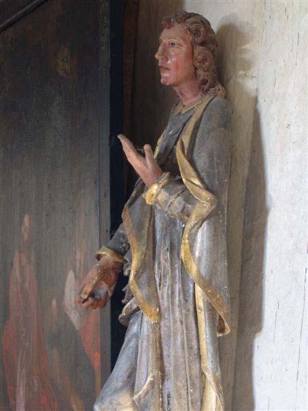 Kalkmålning i triumfbågen från 1400-talet, medeltida klocka och skulpterad Johannes från 1600-talet som ursprungligen stått i Brahekyrkan.