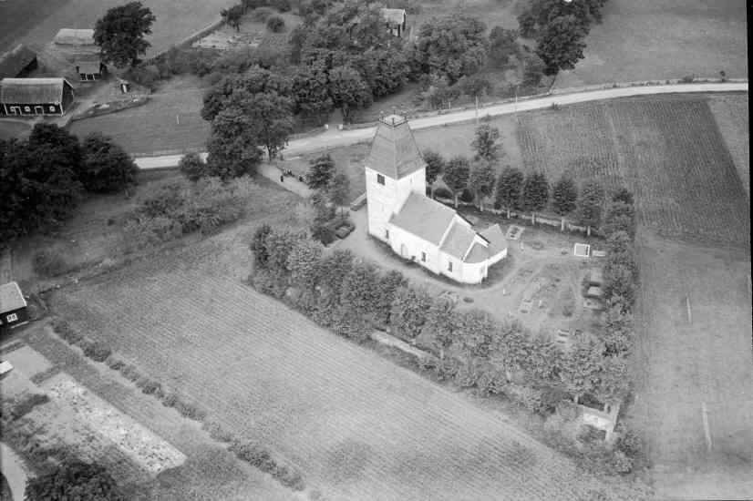 Beskrivning och historik Kyrkomiljön Kumlaby kyrka ligger i Visingsö socken, vars huvudkyrka är Brahekyrkan från 1636.